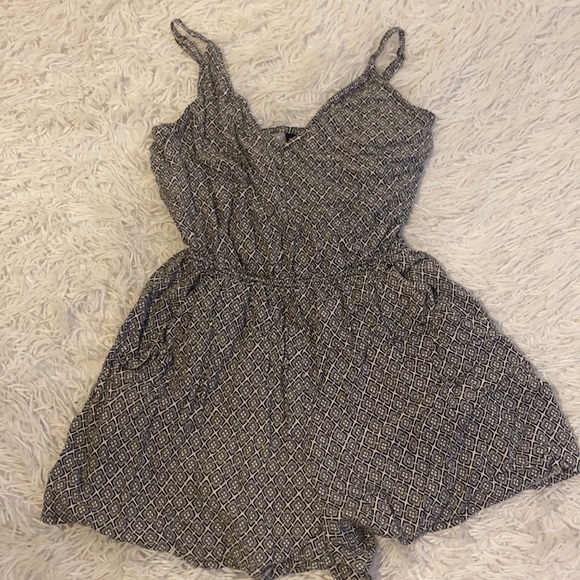 Black and white romper:) Cute outfit for the summer! Fits very nice. - Picture 1 of 2